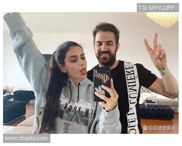 和足球球星合照的神秘女子身份曝光 网友纷纷猜测她背后的故事