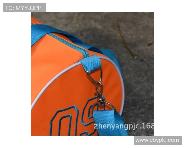 热销足球球星背包挂件潮流个性设计彰显运动与时尚魅力